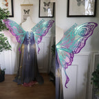 SirenPearls Feenflügel Long Moth in Türkis und Lila mit irisierender Folie an einer Schneiderpuppe